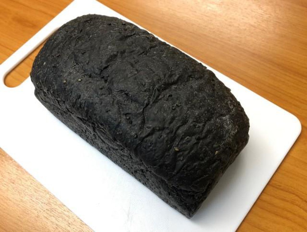 Bánh mì đen như than nổi tiếng cộng đồng mạng