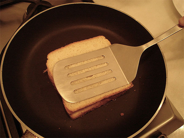 làm nóng bánh mì bằng chảo